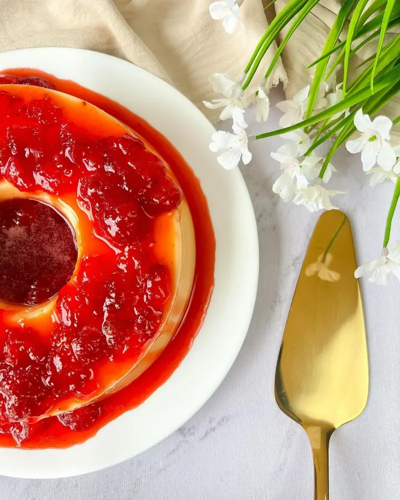 Pudim Perfeito de Chocolate Branco com Calda de Frutas Vermelhas