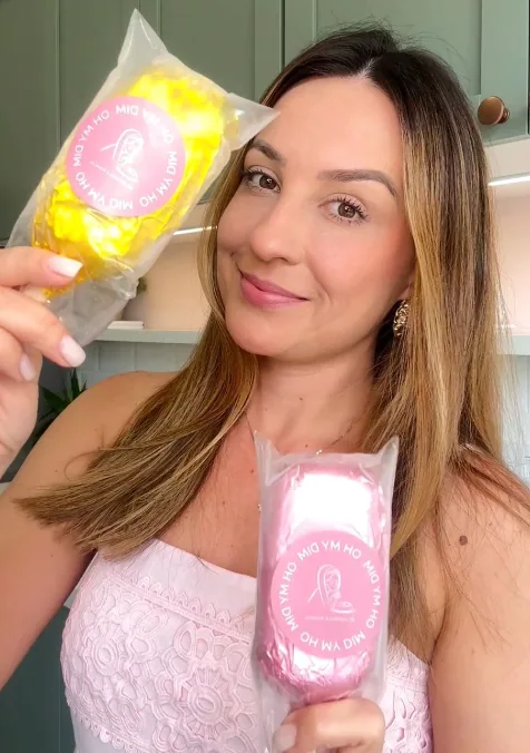 Priscila Marçal segurando picolés de pudim